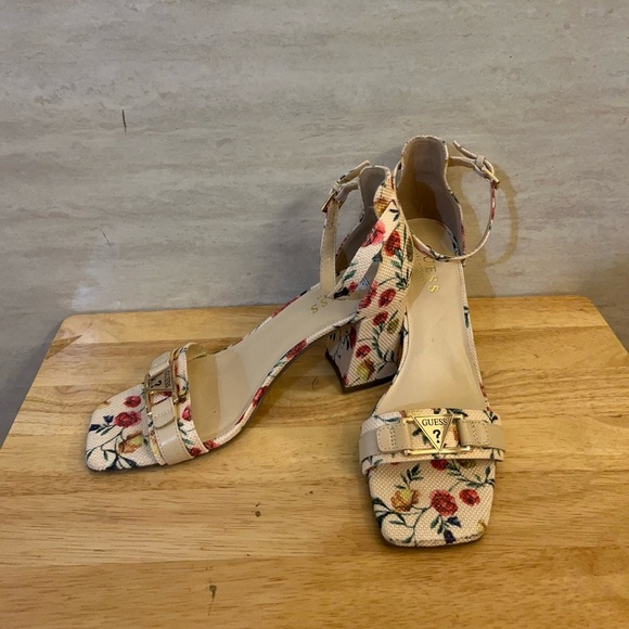 Guess Floral Print High Heels With A Slingback And a Platform Sole. - Picture 9 of 11